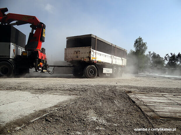 Transport monolitycznych szamb betonowych  w Giżycku z gwarancją